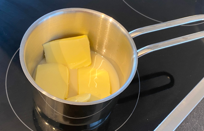 Matcha Roll Kuchen Butter und Milch zum Schmelzen bringen