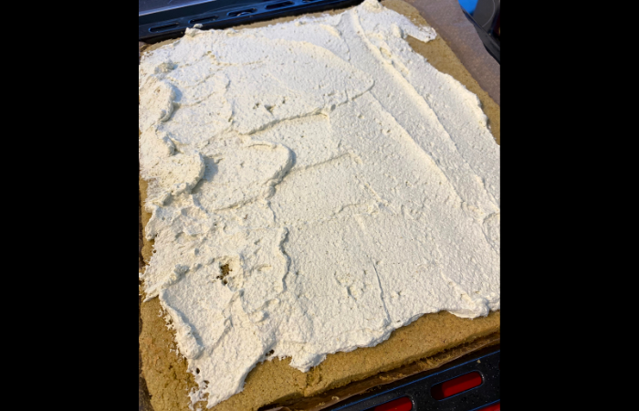 Matcha Rollkuchen Sahne steif schlagen und auf den Teig geben