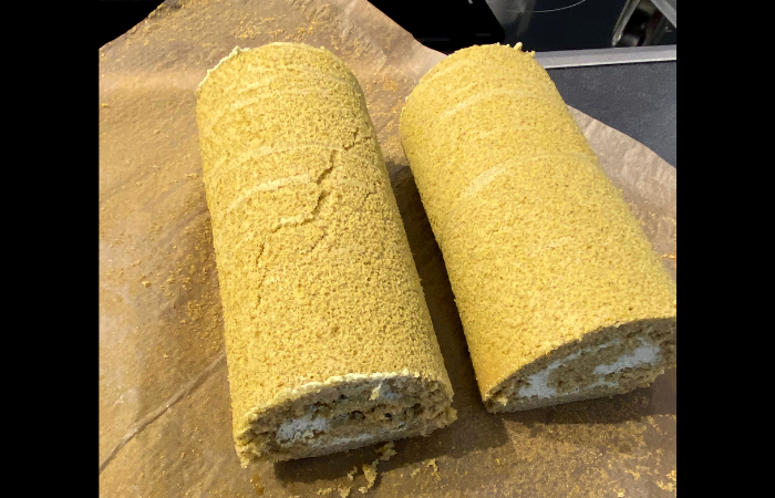 Nach dem der Teig aufgerollt wurde, vorsichtig das Backpapier vom Teig lösen