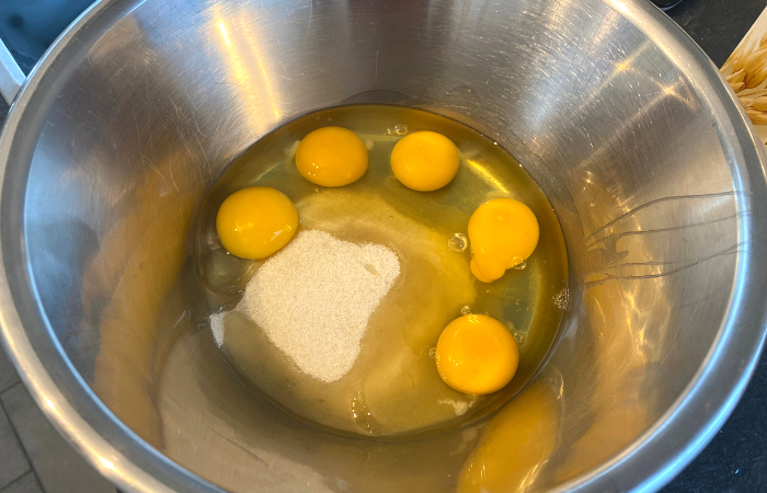 Matcha Roll Kuchen Eier Zucker in eine Schüssel geben