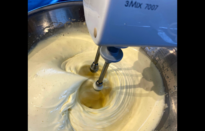 Matcha Roll Kuchen Eier Zucker zu einem festen Schaum mixen